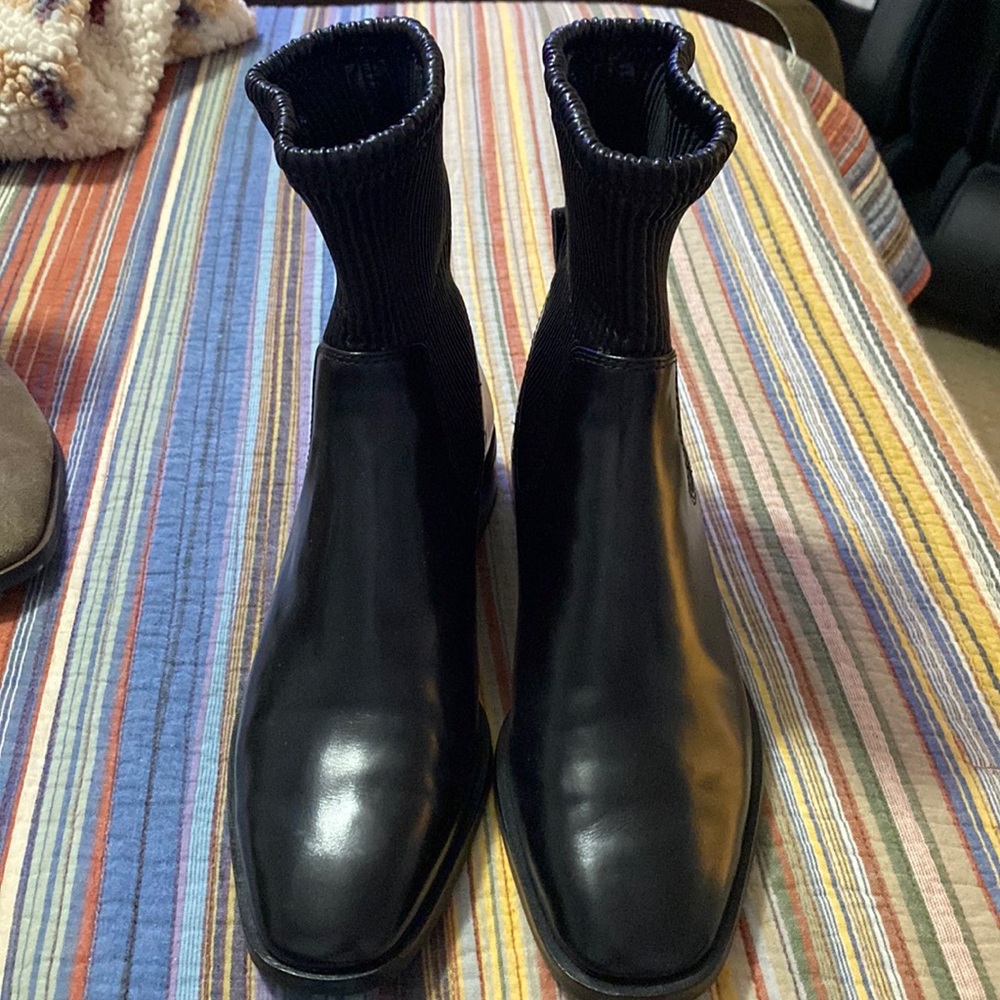 Like new Louise et Cie ankle boots